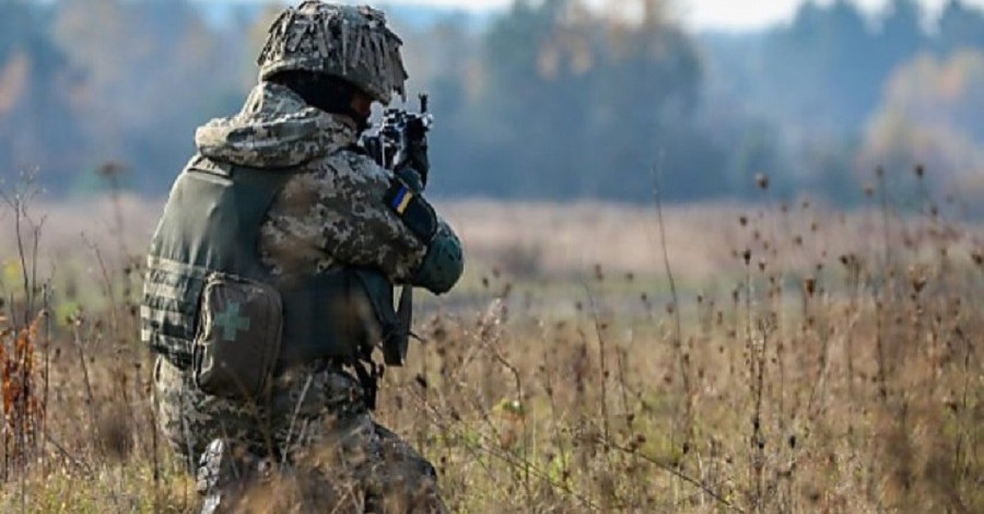 На Донбассе под обстрелами получил ранение украинский воин