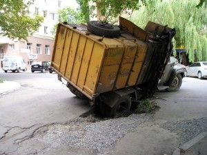 В центре города мусоровоз провалился под землю [ФОТО] 