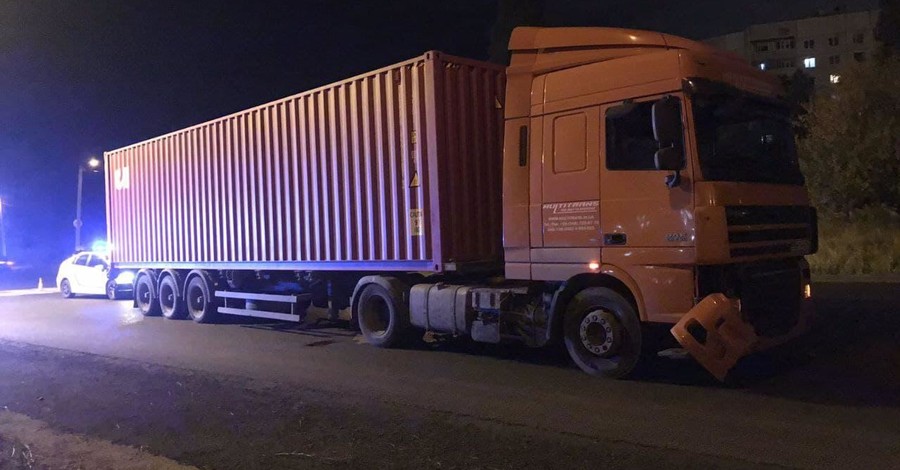 В Харькове грузовик сбил двух подростков на пешеходном переходе: один из них умер