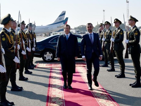 Президента Израиля в Украине встречали красавицы с караваем и в масках цветов украинского флага