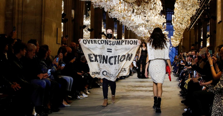 Экоактивистка пыталась сорвать показ Louis Vuitton 