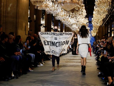 Экоактивистка пыталась сорвать показ Louis Vuitton 