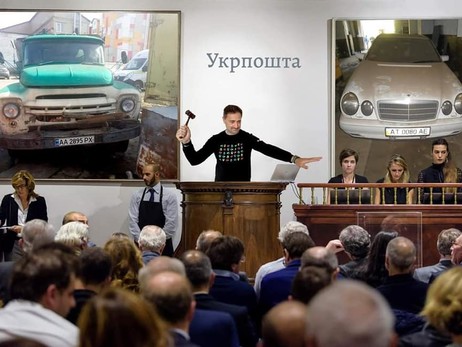 Вслед за ангарами Укрпочта распродает развалившиеся авто 