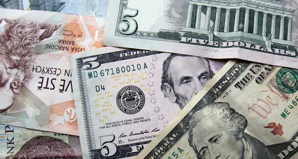 Курс валют на 8 октября: доллар продолжает пике