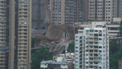 В Гонконге из-за тайфуна «Лайонрок» обрушились строительные леса жилого здания