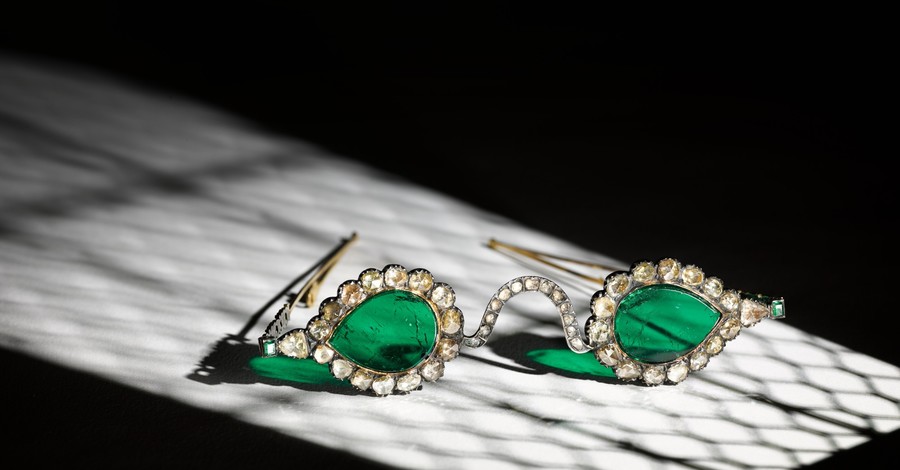  На аукционе Sotheby’s выставили очки с линзами из изумрудов и алмазов