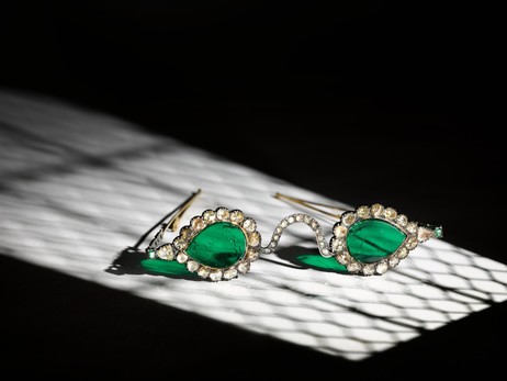  На аукционе Sotheby’s выставили очки с линзами из изумрудов и алмазов