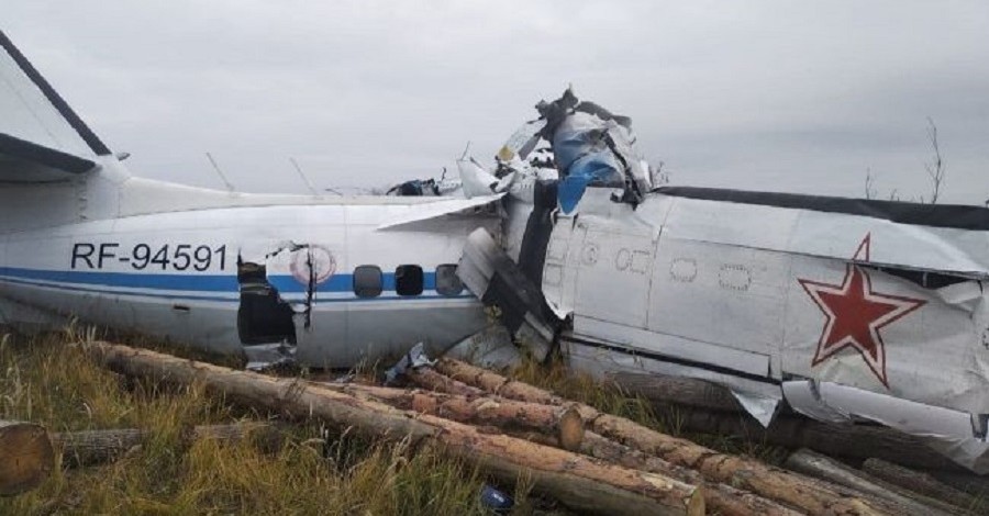 В России разбился самолет, погибли 16 парашютистов