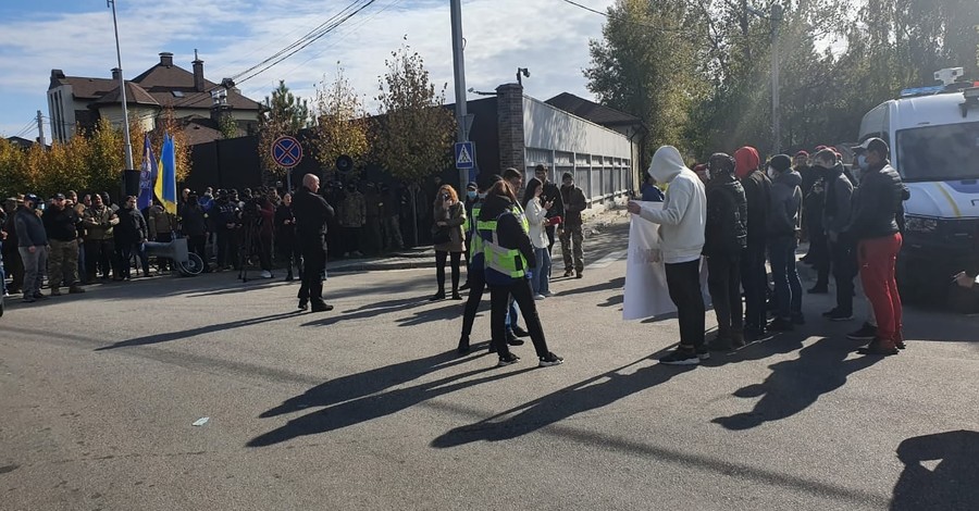 Прихильники Порошенка поїхали до Зеленського в Конча-Заспу через акцію біля будинку експрезидента в Козині