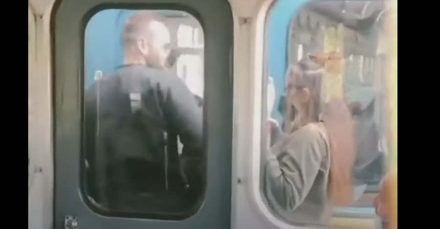 В Киеве парочка устроила фотоссессию между вагонами метро во время движения