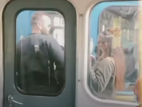 В Киеве парочка устроила фотоссессию между вагонами метро во время движения