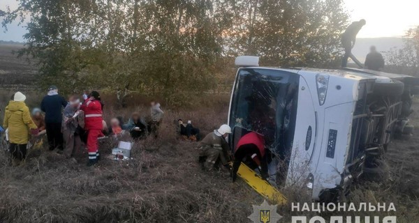 На Полтавщині перекинувся пасажирський автобус, постраждали 11 людей