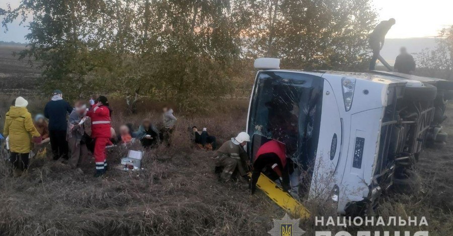 На Полтавщині перекинувся пасажирський автобус, постраждали 11 людей