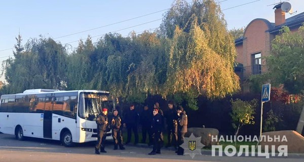 У дома Порошенко в Козине дежурят полицейские и спецназовцы 