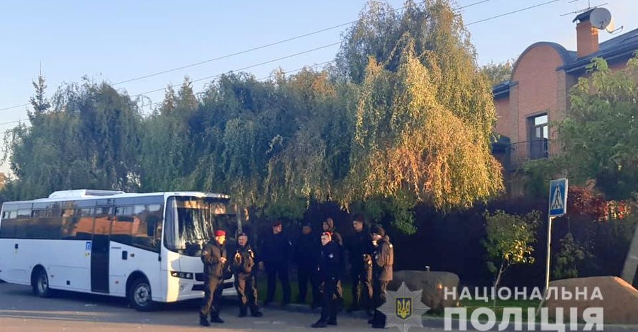 У дома Порошенко в Козине дежурят полицейские и спецназовцы 