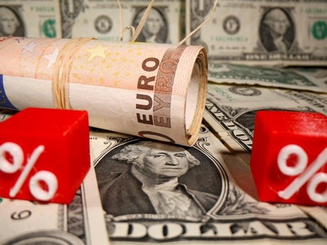 Курс валют на 12 октября, вторник: доллар и евро продолжают рост