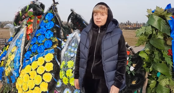 Мати Антона Полякова звернулася до українців, стоячи біля могили сина