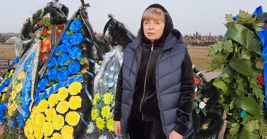 Мать Антона Полякова обратилась к украинцам, стоя у могилы сына