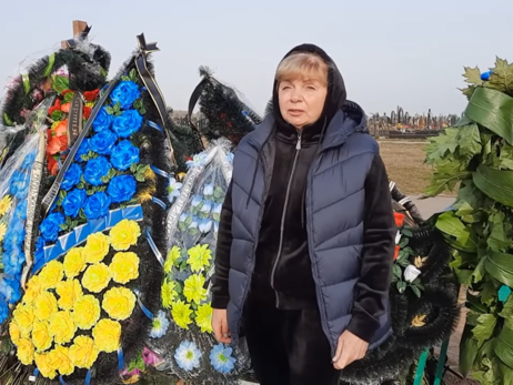 Мать Антона Полякова обратилась к украинцам, стоя у могилы сына