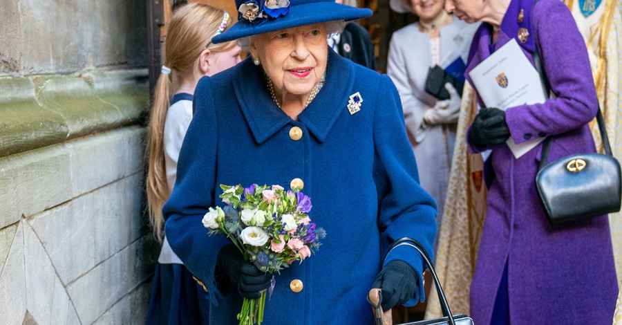 Королева Елизавета II впервые вышла в люди с тростью