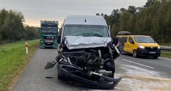 У Польщі автобус з українцями врізався у вантажівку, є постраждалі