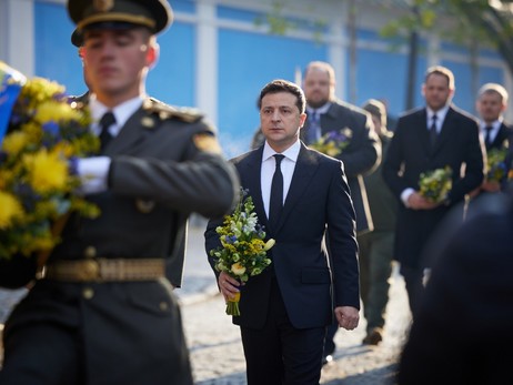 Зеленский возложил цветы в Киеве и уехал праздновать День защитников Украины на Хортицу