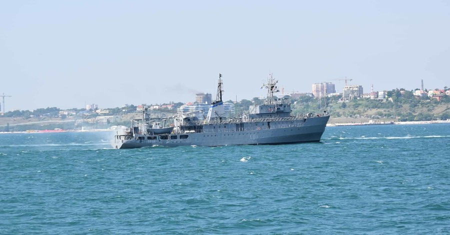 Поврежденный корабль ВМС буксируют в Одессу