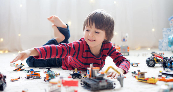 Корисні іграшки для дітей: кубики розвивають логіку, а пірамідка вчить першій лічбі
