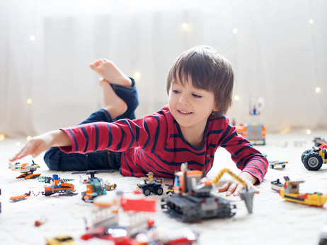 Полезные игрушки для детей: кубики развивают логику, а пирамидка учит первому счету