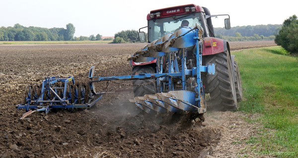 На Львівщині тракторист залишив три села без газу