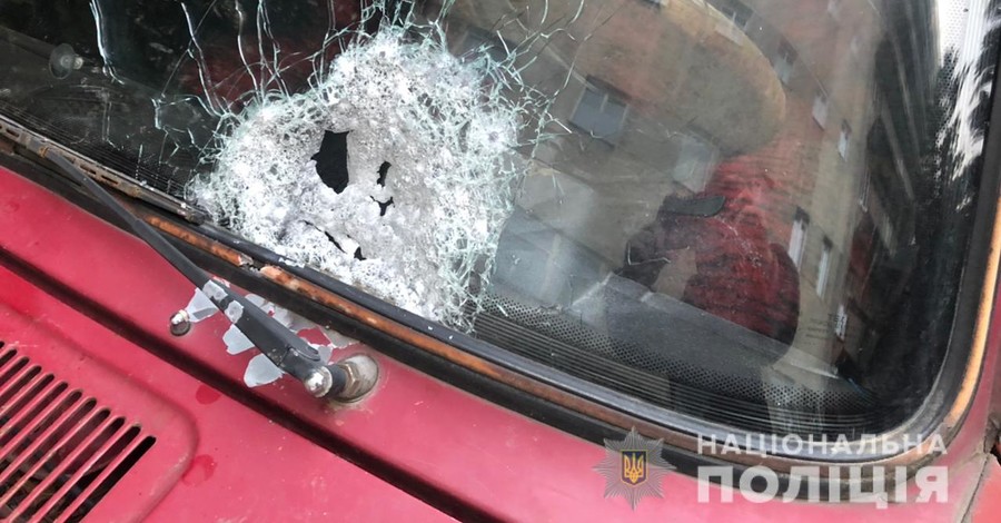 В Черновцах расстреляли машину: водителю и пассажирке изрешетило руки