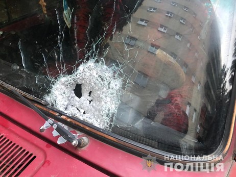У Чернівцях розстріляли машину: водієві і пасажирці зрешетило руки
