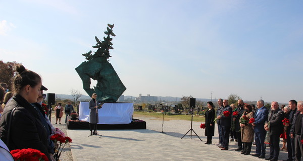 У Керчі встановили меморіал в третю річницю стрільби в політехнічному коледжі