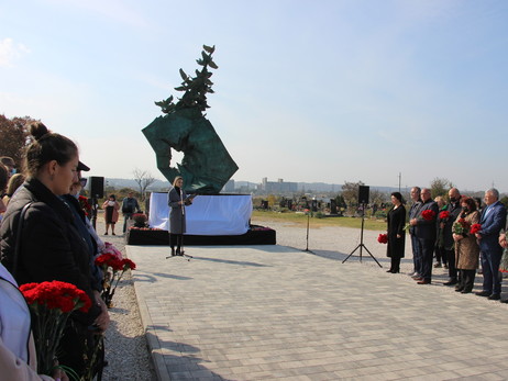В Керчи установили мемориал в третью годовщину стрельбы в политехническом колледже 