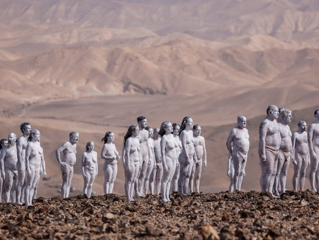 Американский художник устроил массовую голую фотоссесию ради спасения Мертвого моря