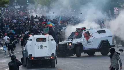 В Чили акции протеста переросли в погромы и столкновения с полицией
