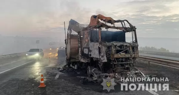 З'явилося відео з місця смертельної аварії на одеській трасі: машини вигоріли повністю, число загиблих уточнюється