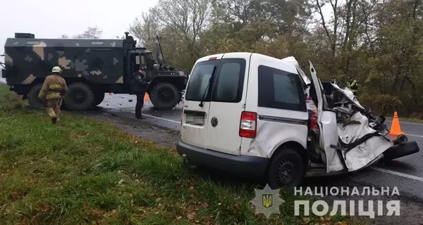 На Львівщині машина врізалася в військову вантажівку, загинуло подружжя