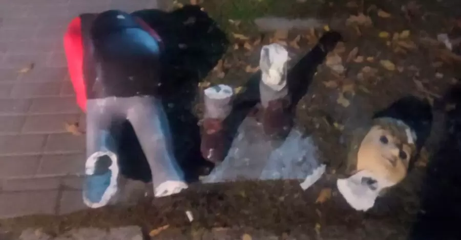 В Черкассах пьяные девушки громили фигурки детей-пешеходов