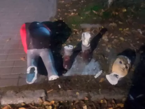 В Черкассах пьяные девушки громили фигурки детей-пешеходов