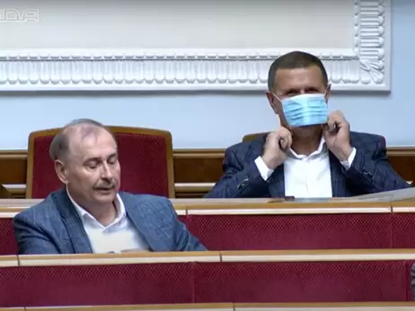 Иллюстрация уважения к правилам карантина: депутаты в Верховной Раде сидели перед Виктором Ляшко без масок