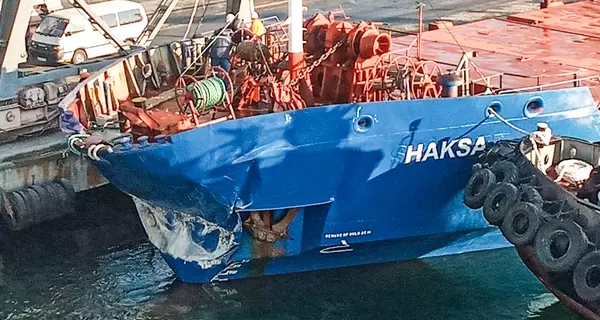 У Чорноморську судно протаранило причал: з'явилися фото наслідків