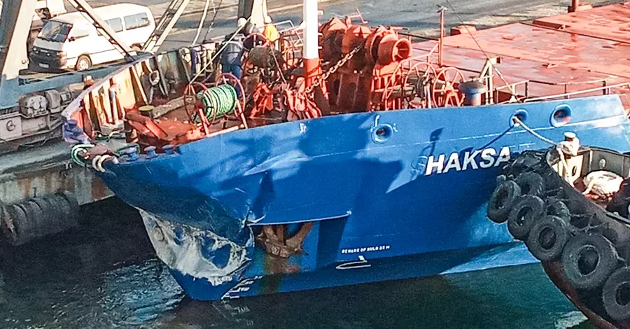 У Чорноморську судно протаранило причал: з'явилися фото наслідків