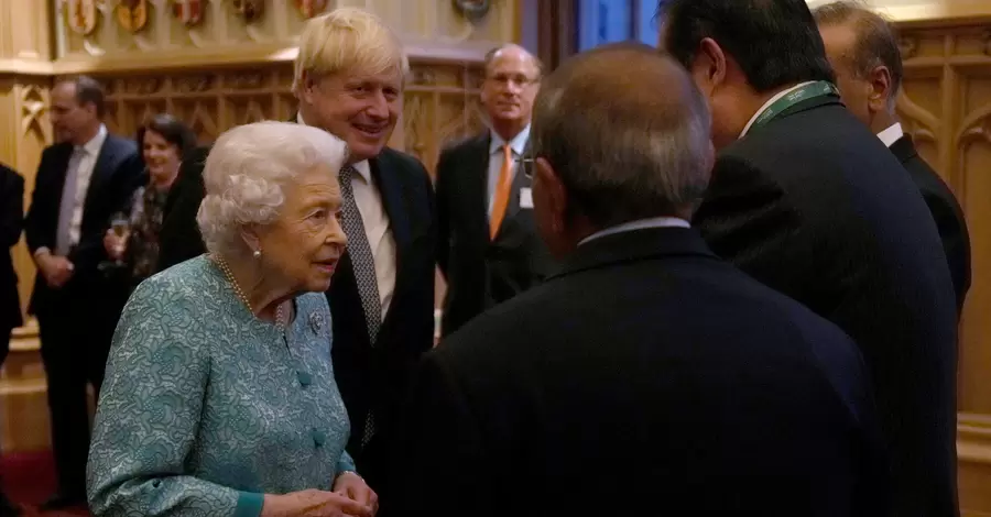 Борис Джонсон розповів, чим займається королева Єлизавета II після ночі в лікарні