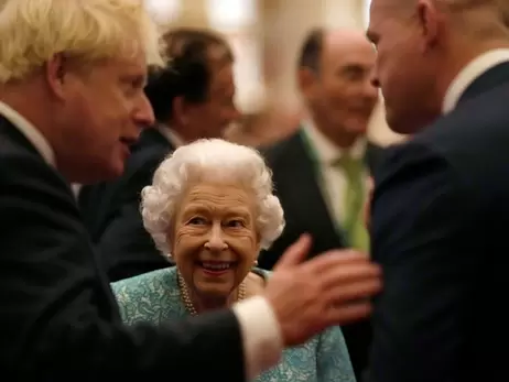 Борис Джонсон розповів, чим займається королева Єлизавета II після ночі в лікарні