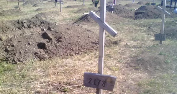 Погибшие мирные люди Донбасса: могилы находят в огородах и клумбах