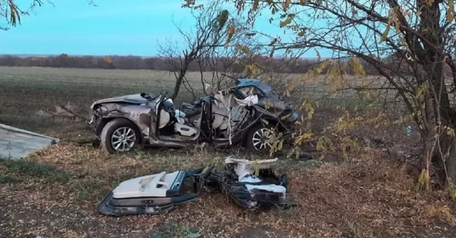 На Херсонщине авто с подростками врезалось в дерево, четверо погибших
