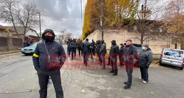 Под домом нардепа Медведчука, подозреваемого в госизмене, проходят две акции