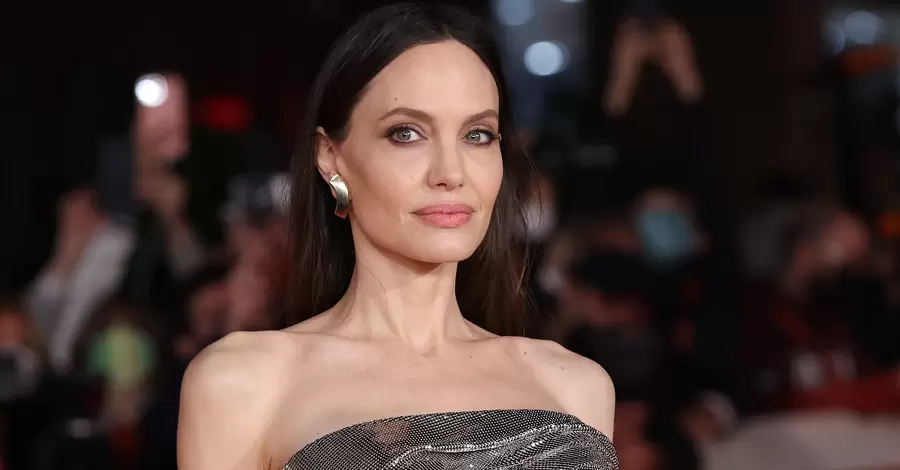 Анджелина Джоли в платье Versace представила фильм 