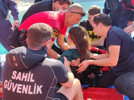 В Турции украинская парашютистка сорвалась в море, ее госпитализировали